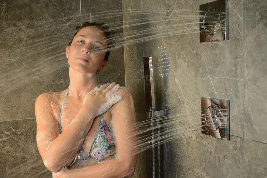 donna che fa la doccia usando il docciaschiuma bio al latte d'asina